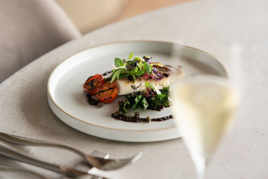 Filete de pescado con vegetales asados
