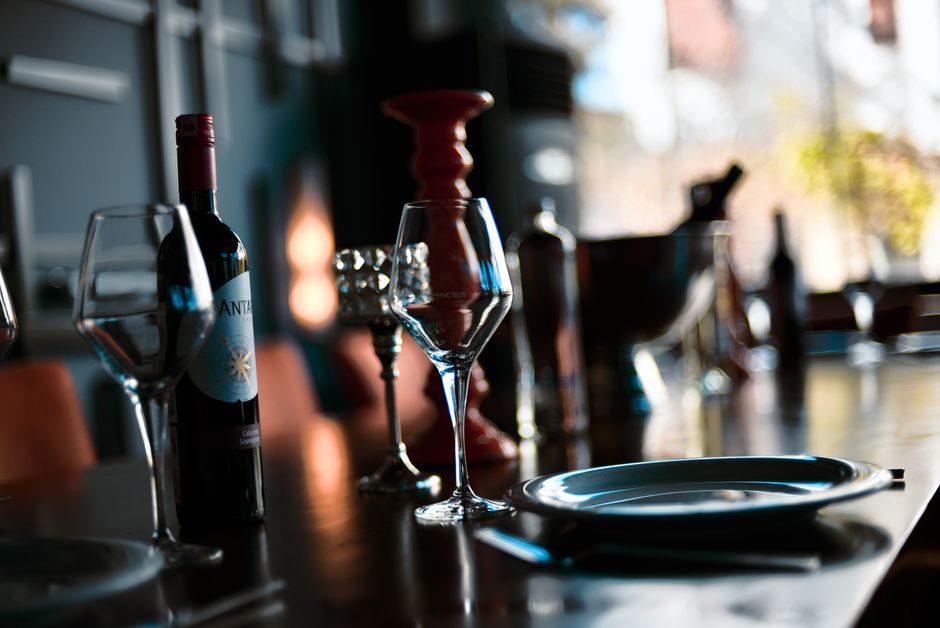 Elegante presentación de vinos con copas y luz cálida