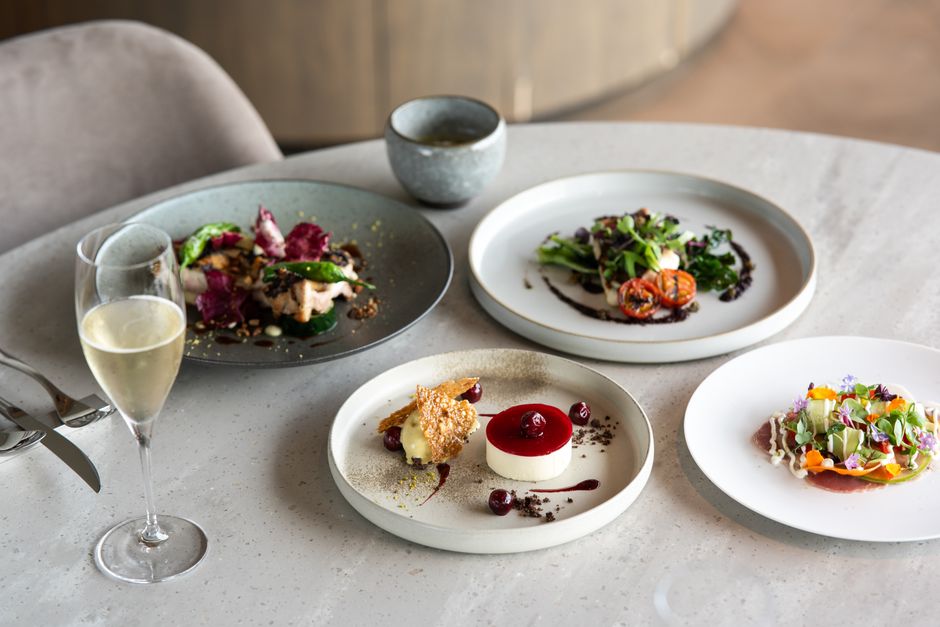Selección de platos gourmet bellamente presentados