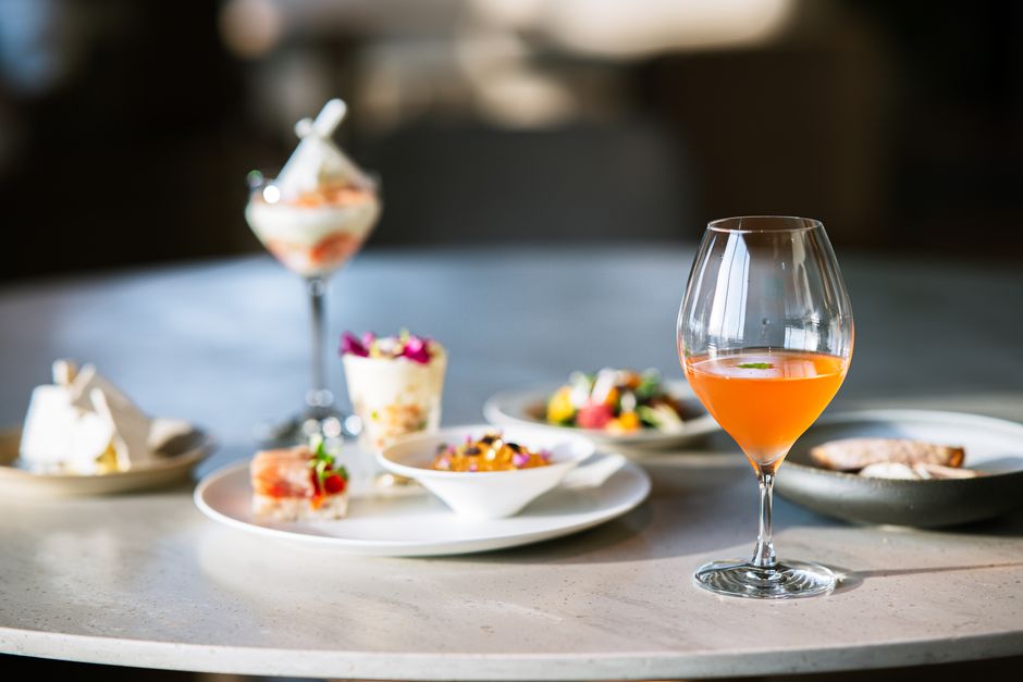 Postre gourmet y cóctel en mesa elegante
