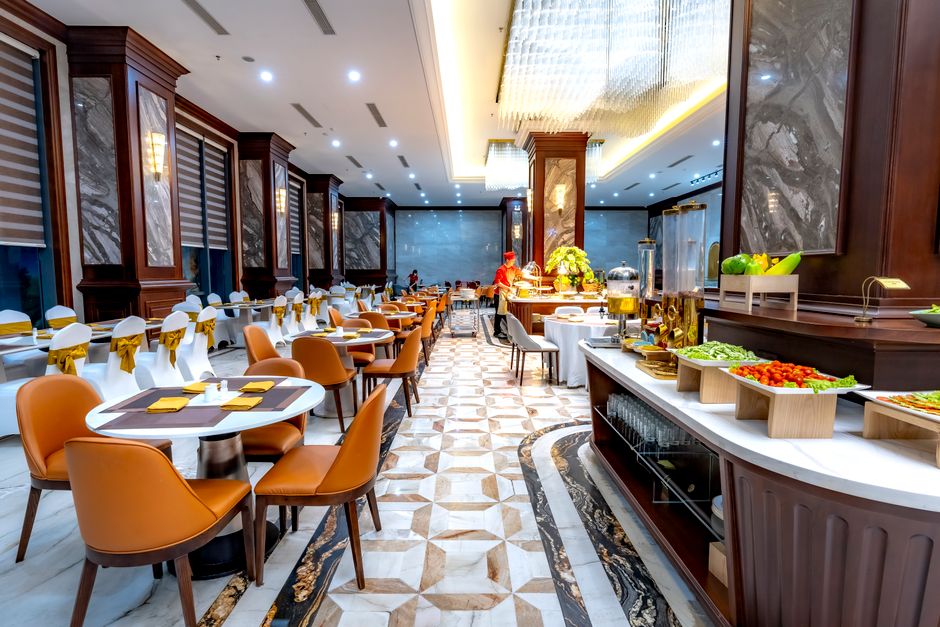 Elegante interior de restaurante buffet con decoración lujosa