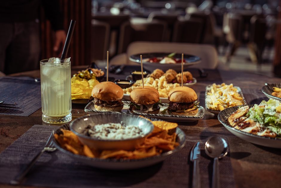 Atractiva exhibición de hamburguesas, aperitivos y bebidas para reuniones grupales